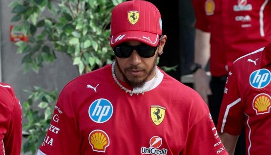 Ferrari, Hamilton non ti segue più: il gesto di Lewis che mostra i muscoli. Villeneuve: "Non ha libertà "
