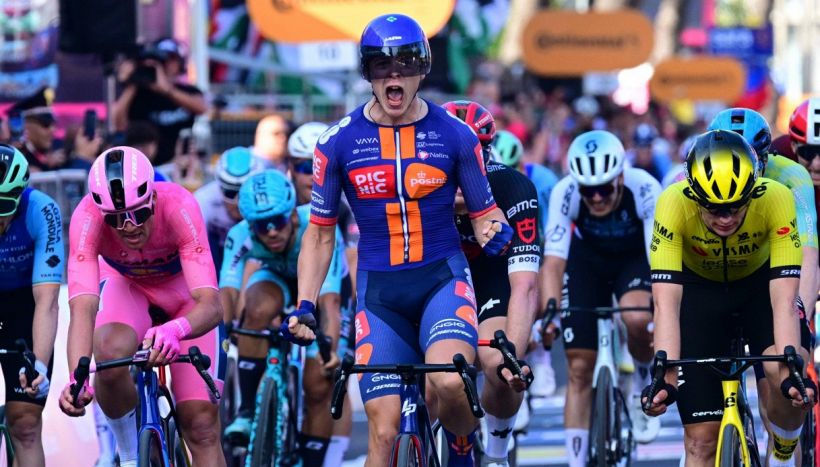Giro d'Italia, 4a tappa: Van Uden brucia tutti ad Alberobello. Roglic rosicchia altri secondi con gli abbuoni. La Classifica