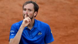 Internazionali, Medvedev perde colpi ma non il vizio: solito show di Daniil, litiga col pubblico e lo zittisce