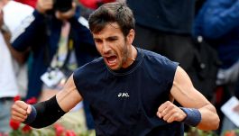 Roma, Musetti batte pioggia e Medvedev: Lollo trionfa dopo il lungo stop. Daniil aizza il pubblico poi lo zittisce