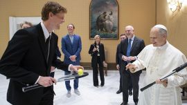 Sinner da Papa Leone XIV, poi dal Diavolo: Jannik scherza con Prevost su Wimbledon prima di vedere il Milan