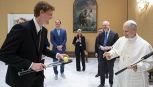Sinner da Papa Leone XIV, poi dal Diavolo: Jannik scherza con Prevost su Wimbledon prima di vedere il Milan