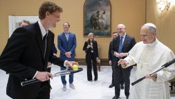 Sinner da Papa Leone XIV, poi dal Diavolo: Jannik scherza con Prevost su Wimbledon prima di vedere il Milan