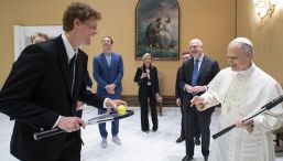 Sinner da Papa Leone XIV, poi dal Diavolo: Jannik scherza con Prevost su Wimbledon prima di vedere il Milan