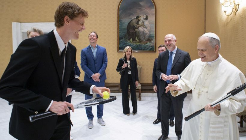 Sinner da Papa Leone XIV, poi dal Diavolo: Jannik scherza con Prevost su Wimbledon prima di vedere il Milan