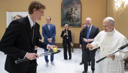 Sinner da Papa Leone XIV, poi dal Diavolo: Jannik scherza con Prevost su Wimbledon prima di vedere il Milan