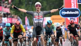 Giro d'Italia, 6a Tappa, vince Groves nella giornata dei colpi di scena: cadute, neutralizzazioni e finale thriller