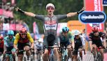 Giro d'Italia, 6a Tappa, vince Groves nella giornata dei colpi di scena: cadute, neutralizzazioni e finale thriller