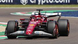 Ferrari frenata a Imola, Leclerc litiga col casco: 'Orribile'. Con Hamilton si lamenta in radio: 'I freni non vanno'