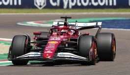 Ferrari frenata a Imola, Leclerc litiga col casco: "Orribile". Con Hamilton si lamenta in radio: "I freni non vanno"