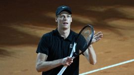 Sinner, Mattarella non replica dopo Paolini: c’entra il no al Quirinale. E su Jannik “italiano riluttante” è ancora polemica