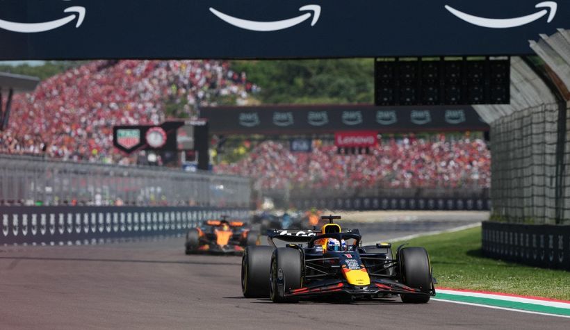 F1 GP Imola: Verstappen dominatore, la Ferrari reagisce con Hamilton vicino al podio