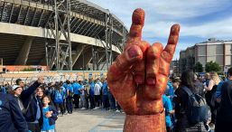 Scudetto Napoli, sale l’attesa: la marea azzurra accoglie il bus al Maradona, tanta scaramanzia e c'è anche San Pedro