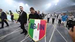 Napoli, Conte e l’abbraccio gelido con De Laurentiis: sarà addio? Le parole del presidente: la Juve spera mentre il Milan recrimina