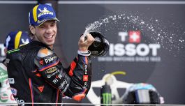MotoGP Silverstone, Bezzecchi trionfa e Rivola punge Martin: "Con l'Aprilia si vince". La rabbia di Marquez: "Solo fortuna"