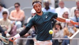 Musetti strappa applausi all’esordio al Roland Garros, Wilander: “È come Federer”. La dedica di Lollo a Nadal