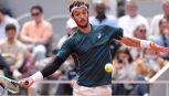Musetti strappa applausi all’esordio al Roland Garros, Wilander: “È come Federer”. La dedica di Lollo a Nadal