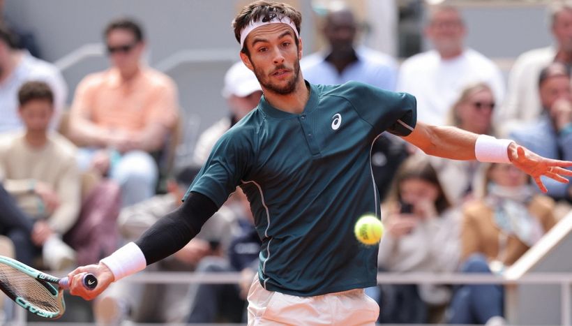 Musetti strappa applausi all’esordio al Roland Garros, Wilander: “È come Federer”. La dedica di Lollo a Nadal