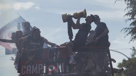 Bologna in bus con la Coppa Italia, la festa e l’abbraccio della città alla squadra di Italiano