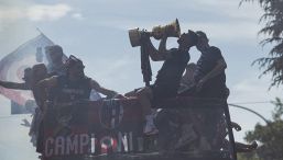 Bologna in bus con la Coppa Italia, la festa e l’abbraccio della città alla squadra di Italiano