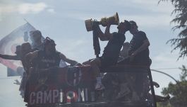 Bologna in bus con la Coppa Italia, la festa e l’abbraccio della città alla squadra di Italiano