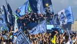 Napoli, bagno di folla per la festa scudetto: Conte e giocatori scatenati con la coppa davanti a 200mila tifosi