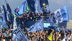 Napoli, bagno di folla per la festa scudetto: Conte e giocatori scatenati con la coppa davanti a 200mila tifosi