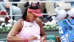 Roland Garros, Naomi Osaka lascia la conferenza in lacrime dopo la sconfitta con Badosa: l’ammissione su Mouratoglou