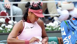 Roland Garros, Naomi Osaka lascia la conferenza in lacrime dopo la sconfitta con Badosa: l’ammissione su Mouratoglou