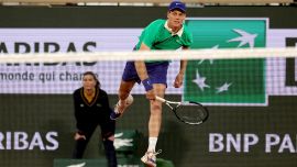 Roland Garros, Sinner “tradisce” Donnarumma e il Milan: poi consola Ciccone dopo il ritiro dal Giro d’Italia