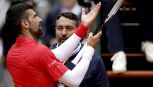 Roland Garros, Djokovic si lamenta con l’arbitro poi batte McDonald e vento: che segnale a Sinner e Alcaraz
