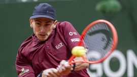 Roland Garros, che grinta Arnaldi! Va sotto 2-0 contro Auger-Aliassime, risale e si prende il derby con Cobolli al quinto