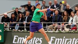 Roland Garros, Sinner trionfa e chiude la carriera di un infinito Gasquet: Jannik sfiderà Lehecka al 3° turno