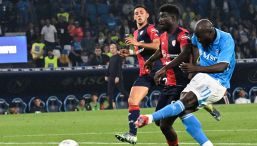 Napoli, Mina e il siparietto con Lukaku: “Ti ho lasciato fare gol”. La frase scatena i tifosi dell’Inter: “Altro che Marotta League”