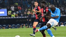 Napoli, Mina e il siparietto con Lukaku: “Ti ho lasciato fare gol”. La frase scatena i tifosi dell’Inter: “Altro che Marotta League”