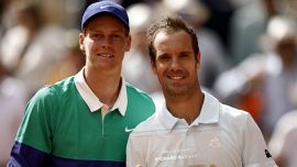 Roland Garros, Sinner devastante in campo e tenero fuori: prima il dominio, poi l’abbraccio e la dedica a Gasquet