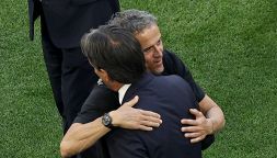 Psg-Inter, bel abbraccio tra Inzaghi e Luis Enrique in campo prima della finale di Champions League