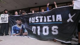 Processo Maradona sospeso per la controversia con "il giudice di Dio": che polemica