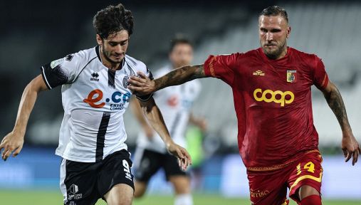 Catanzaro-Cesena, moviola: il Var dà e toglie, rigori, gol annullati e polemiche al Ceravolo