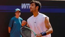 Lorenzo Musetti infallibile anche a Roma, si qualifica al 3° turno degli Internazionali d'Italia e spaventa Sinner