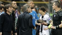 Napoli, Conte choc dopo l’espulsione: Non vedevi l’ora ti vengo a prendere pezzo di m..Poi lo sfogo in conferenza
