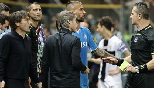 Napoli, Conte choc dopo l’espulsione: Non vedevi l’ora ti vengo a prendere pezzo di m..Poi lo sfogo in conferenza