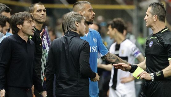 Napoli, Conte choc dopo l’espulsione: Non vedevi l’ora ti vengo a prendere pezzo di m..Poi lo sfogo in conferenza