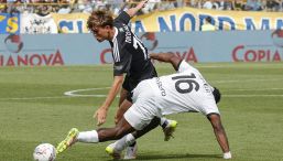 Parma-Como 0-1 pagelle: Strefezza inguaia Chivu, nuovo record per Fabregas. Man, che erroraccio