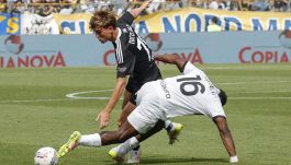 Parma-Como 0-1 pagelle: Strefezza inguaia Chivu, nuovo record per Fabregas. Man, che erroraccio