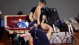 Jannik Sinner e il nemico invisibile che lo ha fermato contro Cerundolo durante gli ottavi degli Internazionali: il dolore