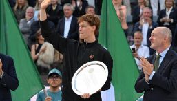 Jannik Sinner fa il suo ingresso (blindato) al Roland Garros, l'annuncio di Berrettini stravolge le teste di serie. Sorteggio e debutto