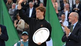 Jannik Sinner fa il suo ingresso (blindato) al Roland Garros, l'annuncio di Berrettini stravolge le teste di serie. Sorteggio e debutto