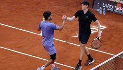 Sinner e Alcaraz rivali a distanza sulla strada che porta a Wimbledon: Jannik va ad Halle, Carlitos al Queen's