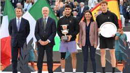 Sinner-Alcaraz, finale vip degli Internazionali: Bonolis senza Bruganelli, Bova, Daniele. Tenero bacio di Vic alla fidanzata